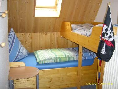 Zweites Schlafzimmer mit Einzelbett und Kinderkojenbett