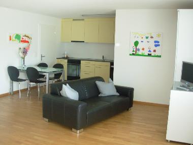 K�che mt Ofen / Toaster / Kaffeemaschine / Geschirr / Pfannen