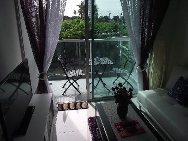 Wohnbereich mit Terasse, Fernseher und Aircon