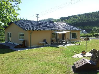 S�dansicht mit Terrasse und Grillplatz