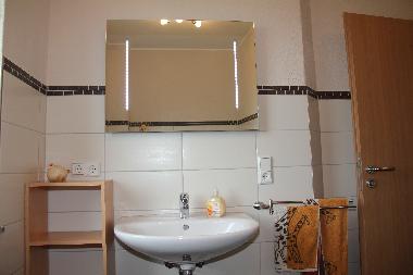 Bad 1 --> Waschbecken, WC, Dusche, Urinal