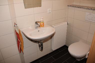 Bad 2 --> Waschbecken, WC, Dusche