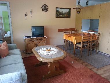 Wohn- und Essbereich mit praktischer Durchreiche zur K�che