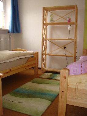 J�ngst renoviertes u. modernisiertes, freundliches, separates Schlafzimmer mit zwei Singlebetten