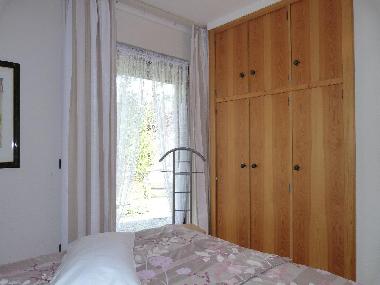 Groes Schlafzimmer m. Einbauschrank und Austritt zur hinteren Terrasse