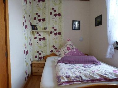 Kleines Schlafzimmer mit Bett 140 x 200 cm u. Einbauschrank