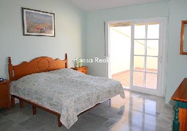 Schlafzimmer mit Marmorboden und gr. Terrasse