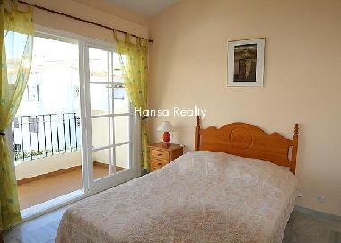 Schlafzimmer mit Marmorboden und Balkon