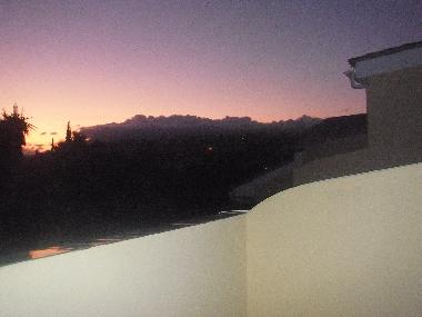 Terrassenblick (oben) bei Sonnenuntergang