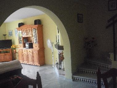 Blick vom Esstisch ins Wohnzimmer