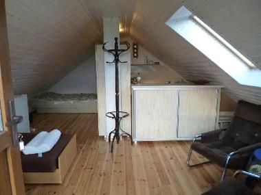 Hauptraum mit Doppelbett am Ende