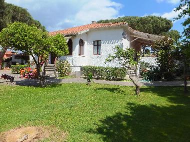 freistehende Villa auf gr0em Grundstck