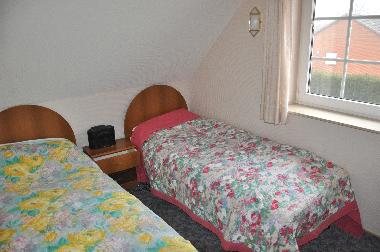 Schlafzimmer mit zwei Einzelbetten