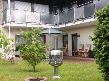 Terasse u. Teil des Gartens