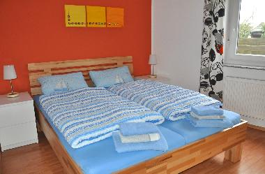 Eines von drei Schlafzimmern mit Doppelbett