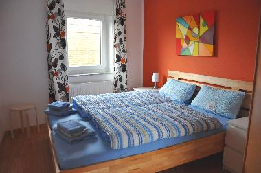 Eines von drei Schlafzimmern mit Doppelbett