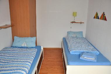 Schlafzimmer mit zwei Einzelbetten
