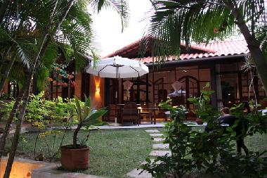 Blick vom Garten auf die Veranda