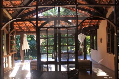 Blick vom Wohnzimmer nach draussen in den Garten