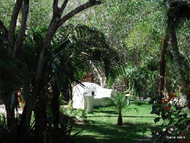 Gartenansicht mit Zementsofa