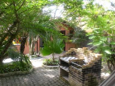 Grillplatz zwischen Haupthaus und Gaestehaus