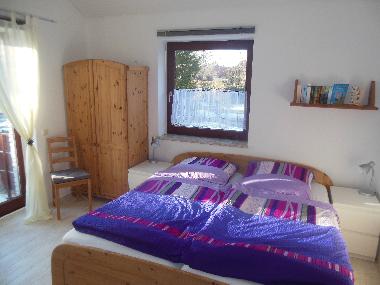 Schlafzimmer, am Balkon gelegen