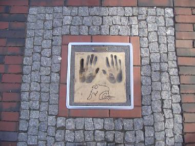 Die berhmte Hands of Fame - von wem stammt wohl dieser Handabdruck ??