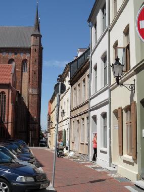 Blick von der Haust�r zur St.-Georgen-Kirche