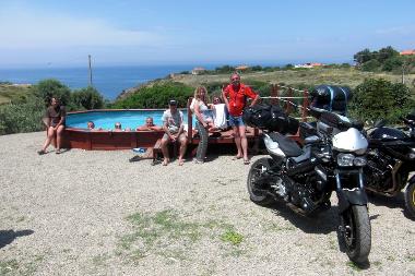 Motorradfahrer sind hier gern gesehene Wasserratten.