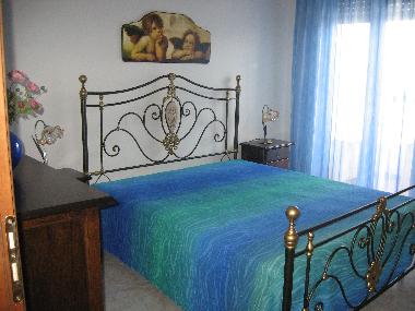 Schlafzimmer mit Doppelbett