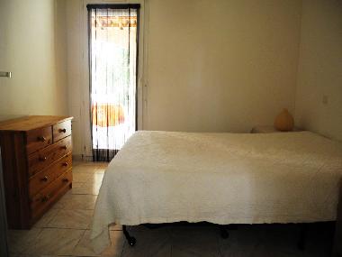 Das vordere Schlafzimmer mit Doppelbett