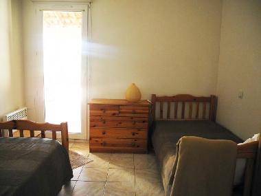 Das vordere Schlafzimmer mit zwei Einzelbetten