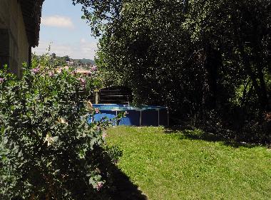 Auf der R�ckseite des Hauses: privater Garten mit Schwimmbad