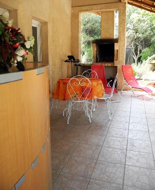 �berdachte Terrasse mit Bar und Grill