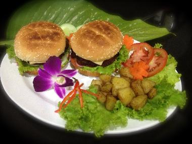 Hamburger aus der Hauskche mit Bratkartoffeln.