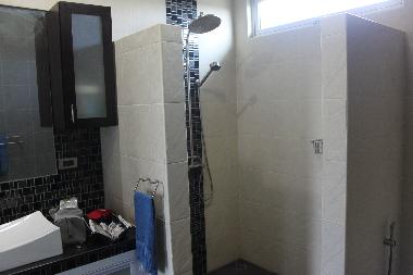 Badezimmer modern und hell.