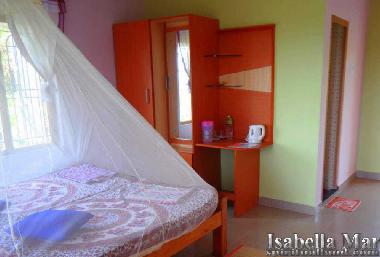 Schlafzimmer mit 2 grossen Fenstern