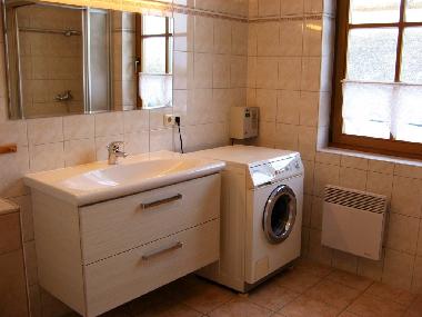 Bad mit Dusche, WC und Waschmaschine im OG
