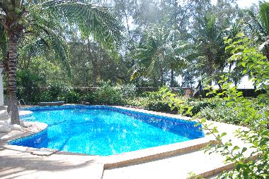 Villa Palpark, Blick �ber den 14 m Pool in den Garten