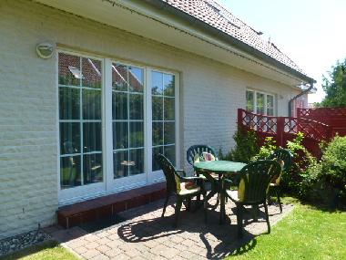 Terrassenbereich mit Gr�nfl�che