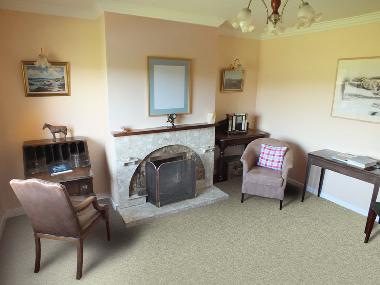 Wohnzimmer mit offenem Kamin