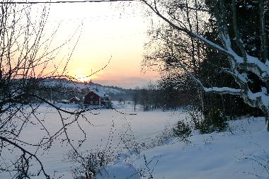 Vom Fenster kann man den See und die kleinen Berge sehen