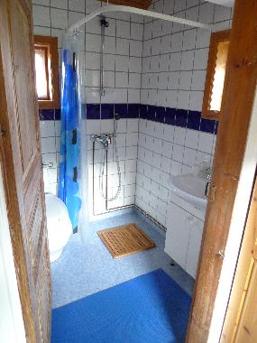 Badezimmer mit Eko-toalette und Dusche im Haus 2