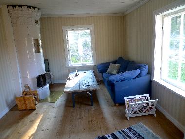 Wohnzimmer  mit Kachelofen und Fernsehen im Haus 1