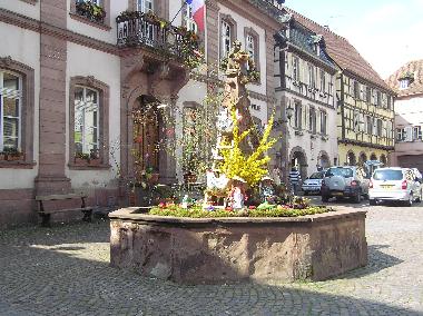 Hotel de Ville mit Osterbrunnen