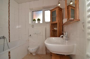 Badezimmer mit Badewanne  und Dusche