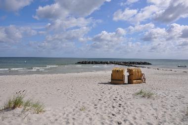 Am Schnberger-Strand erwarten Sie 2 Strandkrbe
