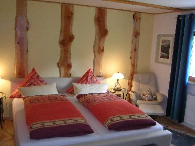 Doppelbett in berlnge im Schlafraum