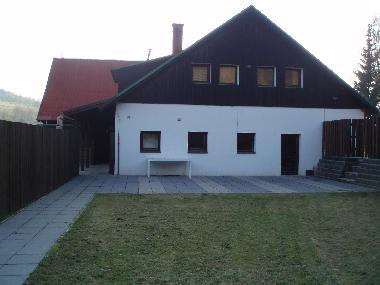 privatem Garten und Rueckseite Wohnzimmer und Sauna Severka Carpe