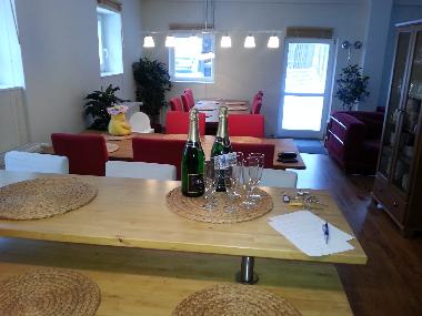 Wohnzimmer 2x Tische 13 Stuehle